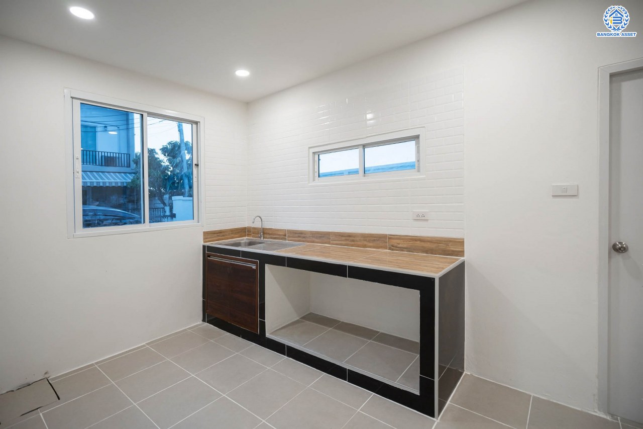 บ้านมือสองตกแต่งใหม่ โครงการ พลีโน่ รัตนาธิเบศร์-ชัยพฤกษ์ คุณภาพแบรนด์ AP ทาวน์เฮ้าส์หลังมุม เนื้อที่ 40.8 ตร.ว. ฟังก์ชัน 3 ห้องนอน 2 ห้องน้ำ 2 ที่จอดรถ ติดถนนเมน พร้อมเข้าอยู่ เชื่อมต่อหลายเส้นทาง ใกล้รถไฟฟ้าสายสีม่วง "สถานีบางพลู" และเซ็นทรัลเวสต์เกต